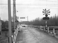 167621 Gezicht op een met AKI's beveiligde spoorwegovergang te Rijswijk (Z.H.).